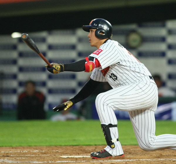 황재균선ㅅ의 1회 역전 2타점 적시2루타